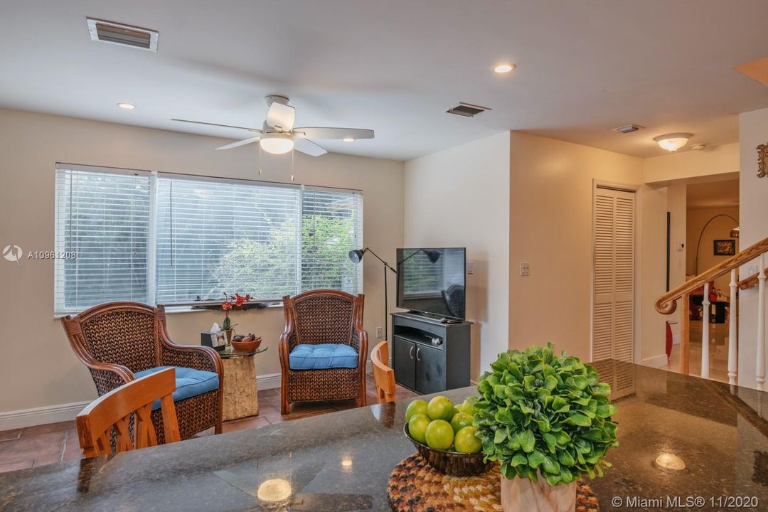 Vendido Recientemente: $450,000 (3 camas, 2 baños, 1930 Pies cuadrados)