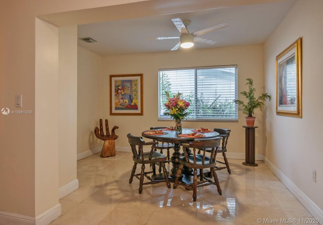 Vendido Recientemente: $450,000 (3 camas, 2 baños, 1930 Pies cuadrados)