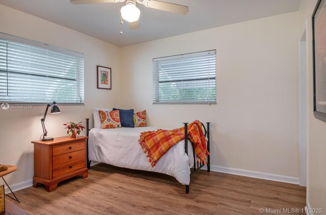 Vendido Recientemente: $450,000 (3 camas, 2 baños, 1930 Pies cuadrados)