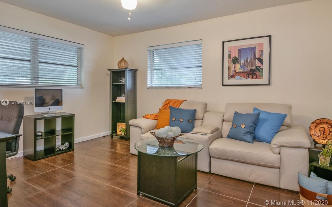 Vendido Recientemente: $450,000 (3 camas, 2 baños, 1930 Pies cuadrados)