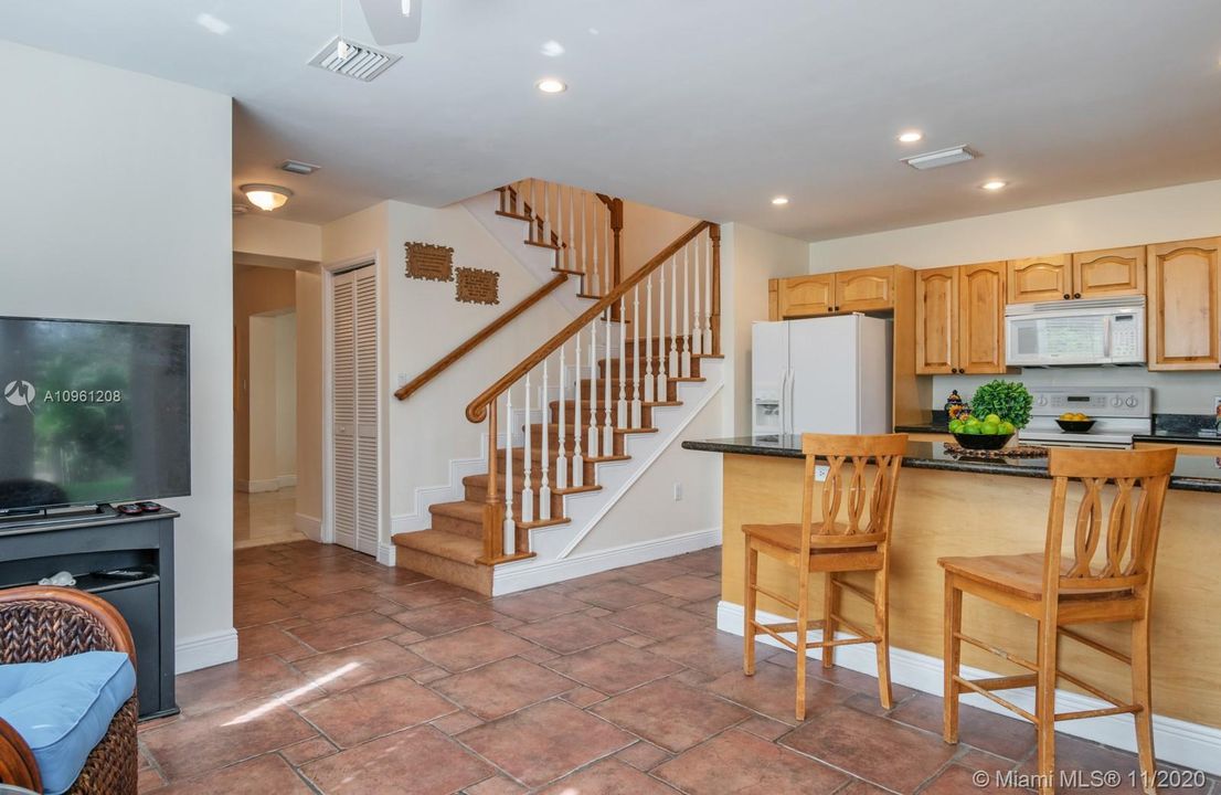 Vendido Recientemente: $450,000 (3 camas, 2 baños, 1930 Pies cuadrados)