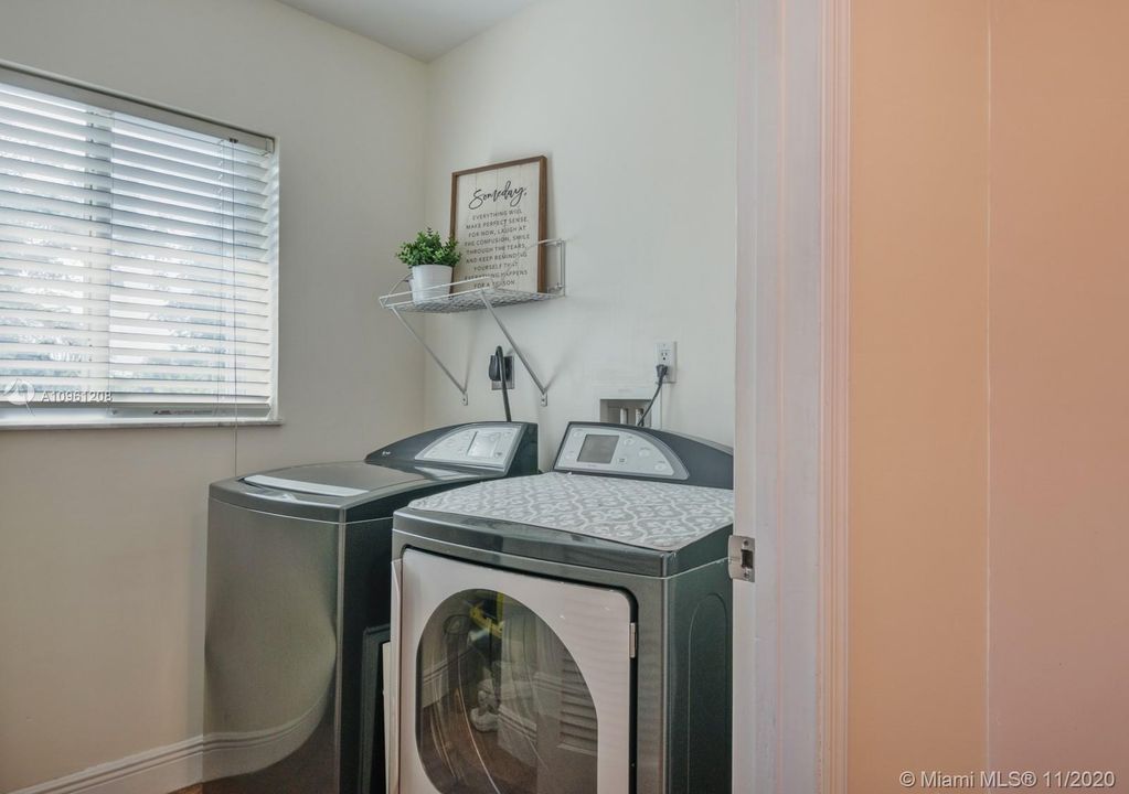 Vendido Recientemente: $450,000 (3 camas, 2 baños, 1930 Pies cuadrados)