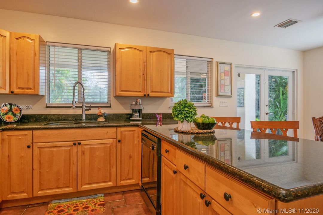 Vendido Recientemente: $450,000 (3 camas, 2 baños, 1930 Pies cuadrados)