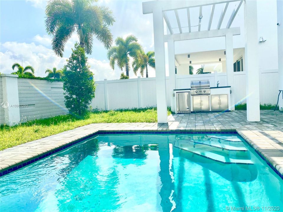 Vendido Recientemente: $1,474,000 (6 camas, 6 baños, 4874 Pies cuadrados)