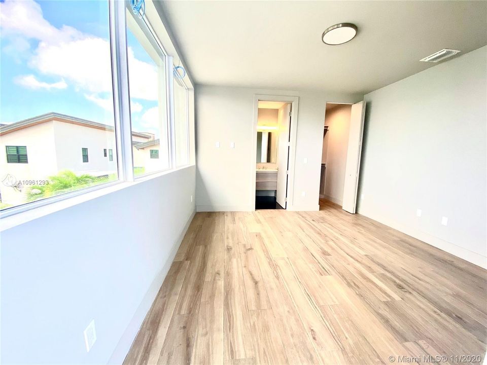 Vendido Recientemente: $1,474,000 (6 camas, 6 baños, 4874 Pies cuadrados)