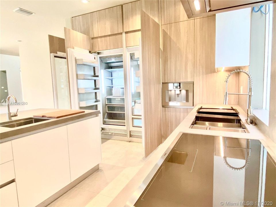 Vendido Recientemente: $1,474,000 (6 camas, 6 baños, 4874 Pies cuadrados)