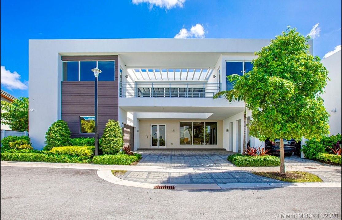 Vendido Recientemente: $1,474,000 (6 camas, 6 baños, 4874 Pies cuadrados)