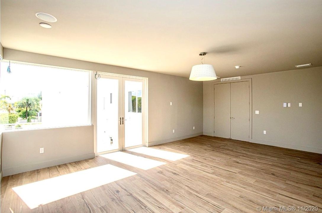 Vendido Recientemente: $1,474,000 (6 camas, 6 baños, 4874 Pies cuadrados)
