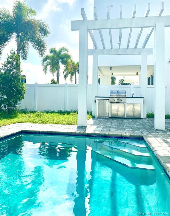 Vendido Recientemente: $1,474,000 (6 camas, 6 baños, 4874 Pies cuadrados)