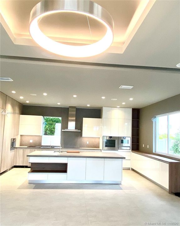 Vendido Recientemente: $1,474,000 (6 camas, 6 baños, 4874 Pies cuadrados)
