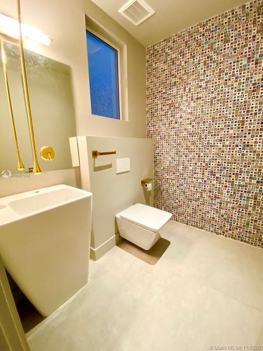 Vendido Recientemente: $1,474,000 (6 camas, 6 baños, 4874 Pies cuadrados)