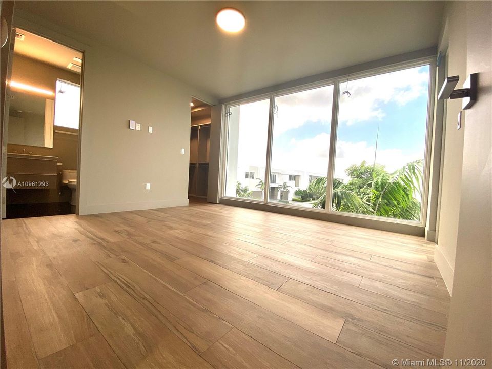 Vendido Recientemente: $1,474,000 (6 camas, 6 baños, 4874 Pies cuadrados)