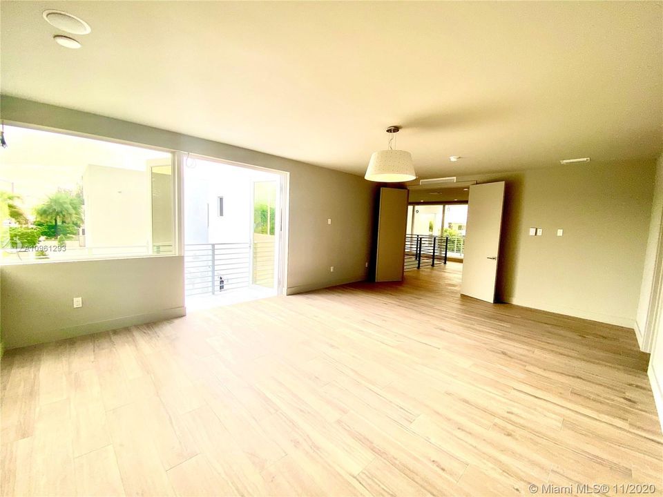 Vendido Recientemente: $1,474,000 (6 camas, 6 baños, 4874 Pies cuadrados)