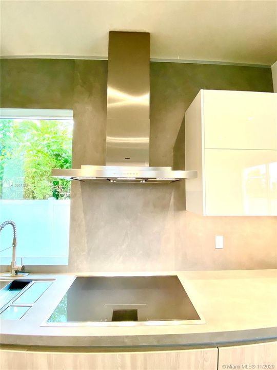 Vendido Recientemente: $1,474,000 (6 camas, 6 baños, 4874 Pies cuadrados)