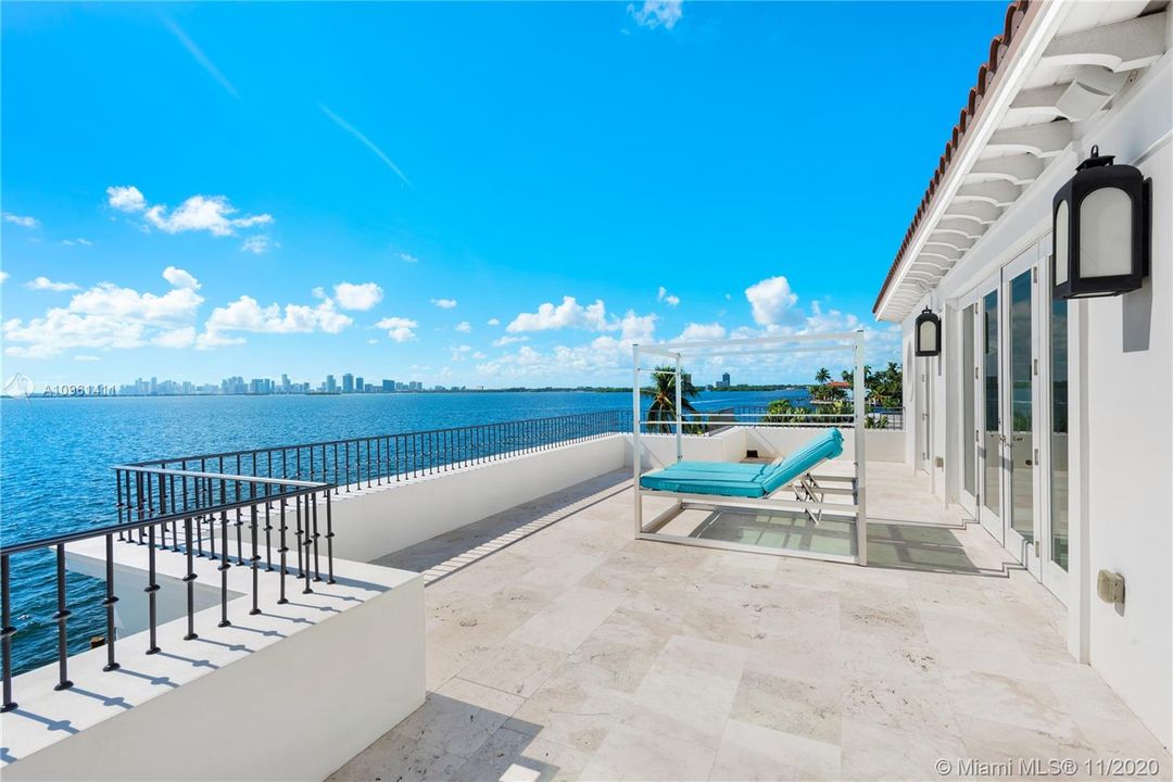 Recently Sold: $6,250,000 (6 beds, 6 baths, 6816 Square Feet)