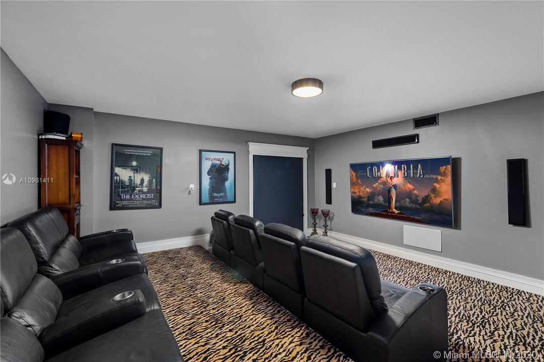 Recently Sold: $6,250,000 (6 beds, 6 baths, 6816 Square Feet)