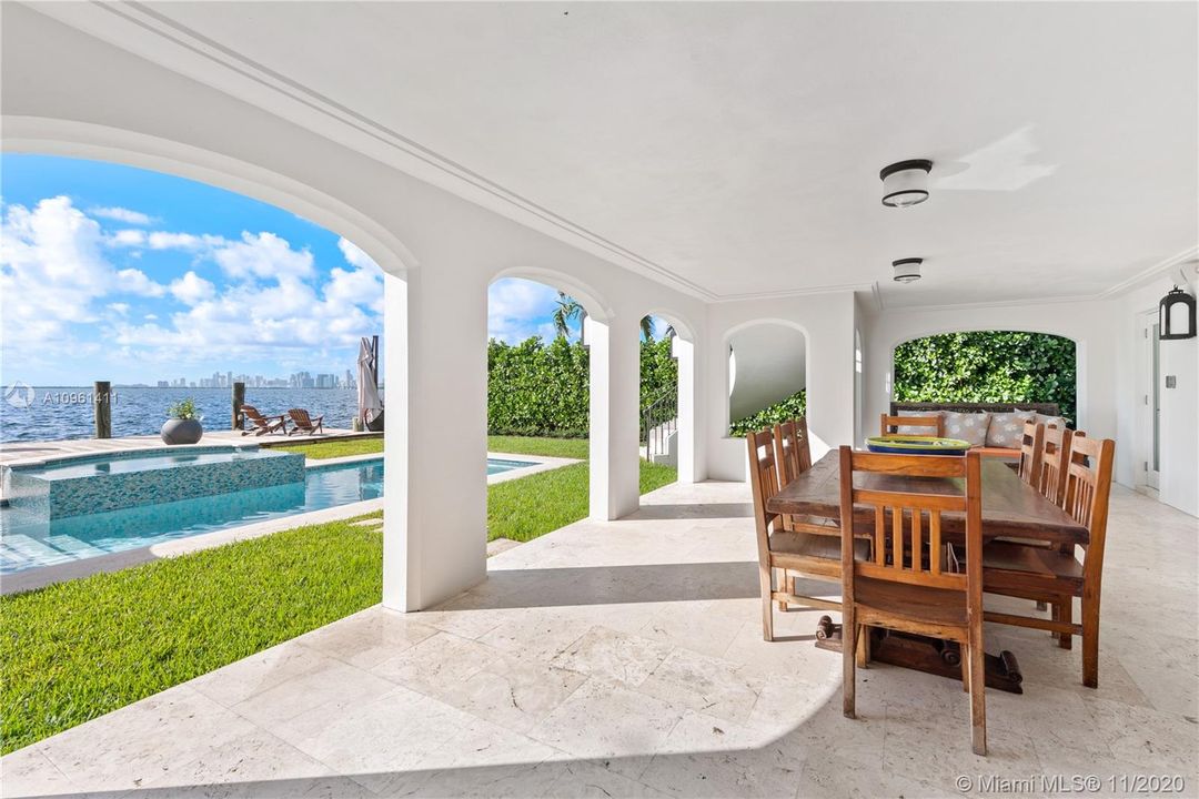 Recently Sold: $6,250,000 (6 beds, 6 baths, 6816 Square Feet)