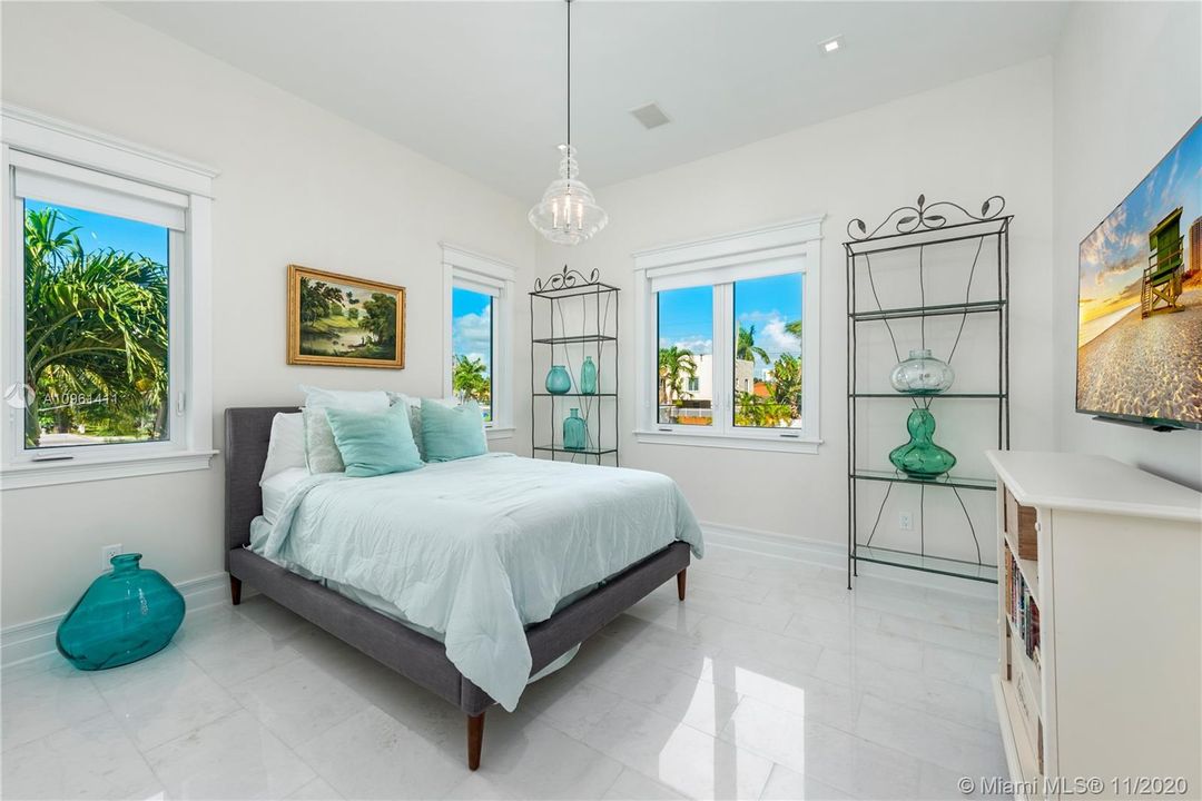 Recently Sold: $6,250,000 (6 beds, 6 baths, 6816 Square Feet)