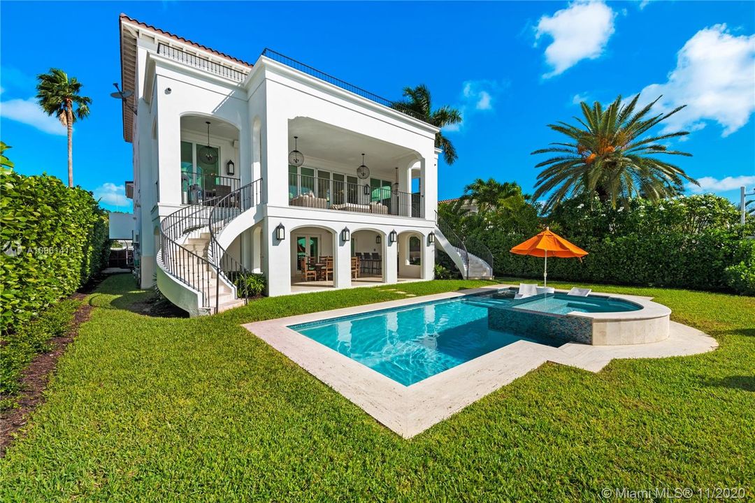 Recently Sold: $6,250,000 (6 beds, 6 baths, 6816 Square Feet)