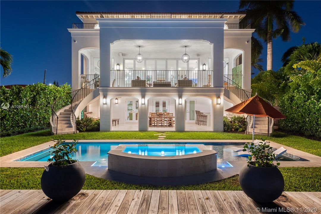 Recently Sold: $6,250,000 (6 beds, 6 baths, 6816 Square Feet)