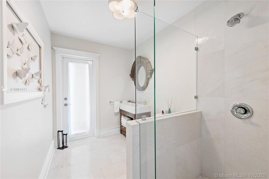 Recently Sold: $6,250,000 (6 beds, 6 baths, 6816 Square Feet)