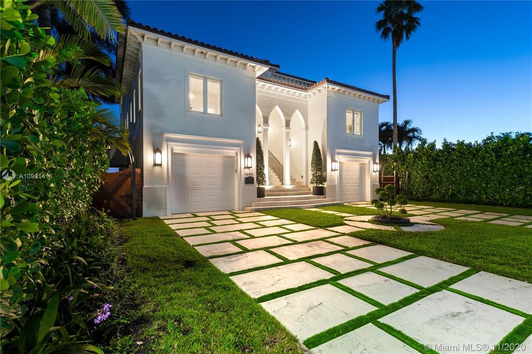 Recently Sold: $6,250,000 (6 beds, 6 baths, 6816 Square Feet)