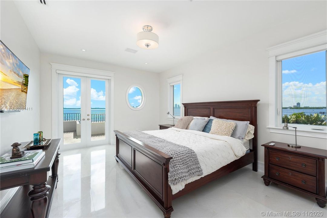Recently Sold: $6,250,000 (6 beds, 6 baths, 6816 Square Feet)