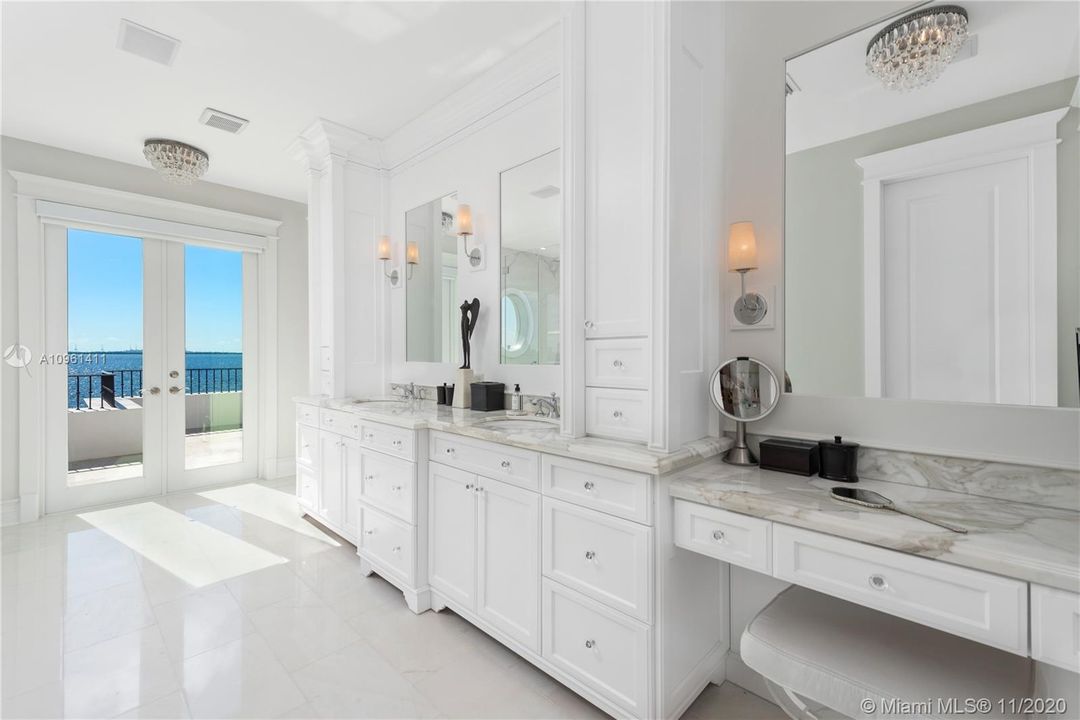 Recently Sold: $6,250,000 (6 beds, 6 baths, 6816 Square Feet)