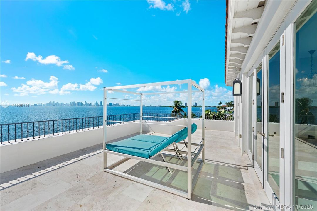 Recently Sold: $6,250,000 (6 beds, 6 baths, 6816 Square Feet)