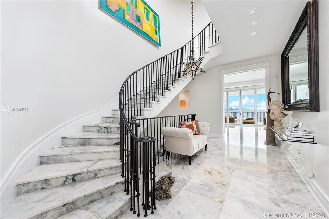 Recently Sold: $6,250,000 (6 beds, 6 baths, 6816 Square Feet)