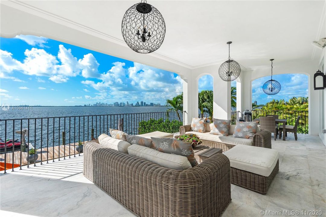 Recently Sold: $6,250,000 (6 beds, 6 baths, 6816 Square Feet)