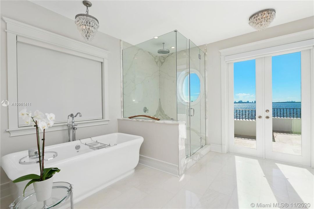 Recently Sold: $6,250,000 (6 beds, 6 baths, 6816 Square Feet)