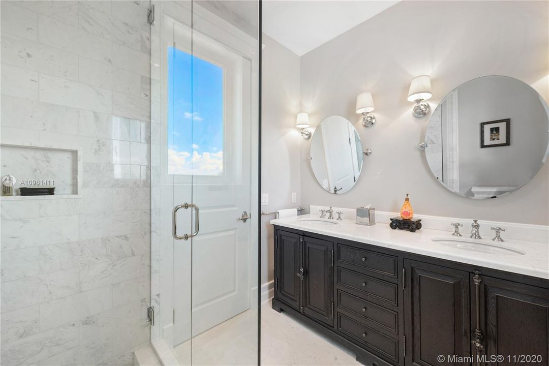 Recently Sold: $6,250,000 (6 beds, 6 baths, 6816 Square Feet)