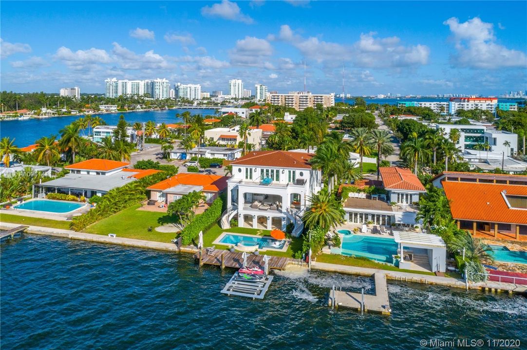 Recently Sold: $6,250,000 (6 beds, 6 baths, 6816 Square Feet)