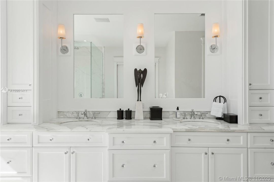 Recently Sold: $6,250,000 (6 beds, 6 baths, 6816 Square Feet)