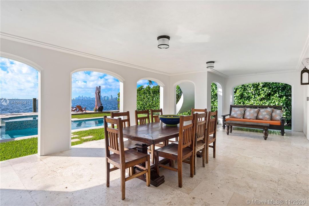 Recently Sold: $6,250,000 (6 beds, 6 baths, 6816 Square Feet)