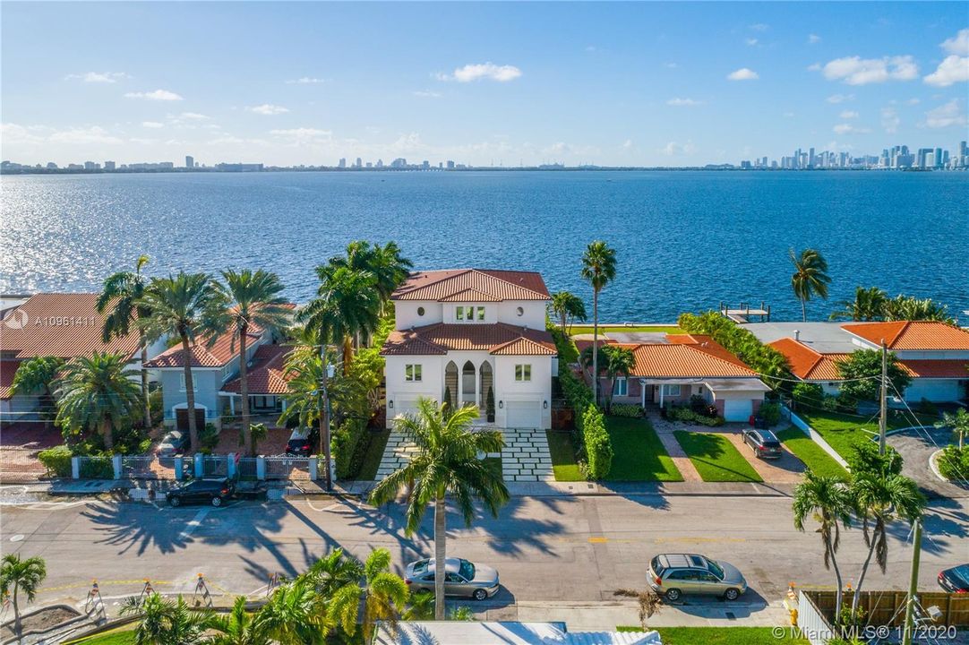 Recently Sold: $6,250,000 (6 beds, 6 baths, 6816 Square Feet)