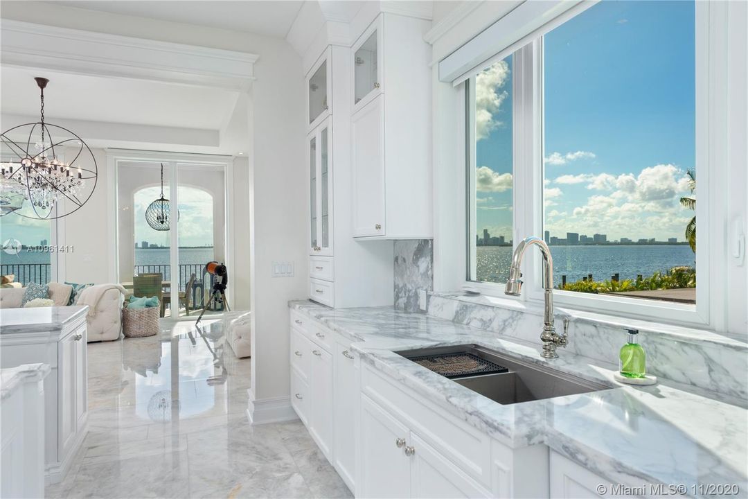 Recently Sold: $6,250,000 (6 beds, 6 baths, 6816 Square Feet)