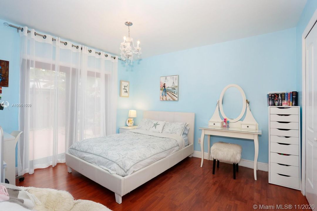 Recently Sold: $375,000 (4 beds, 2 baths, 1414 Square Feet)
