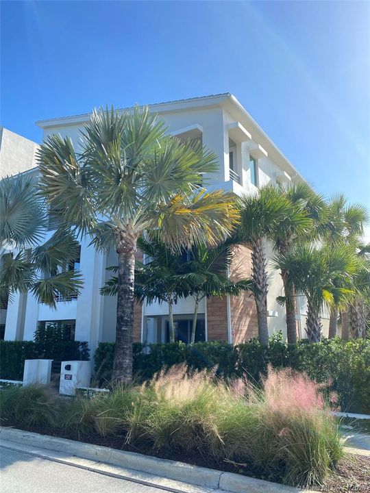 Recently Sold: $680,000 (3 beds, 3 baths, 2840 Square Feet)