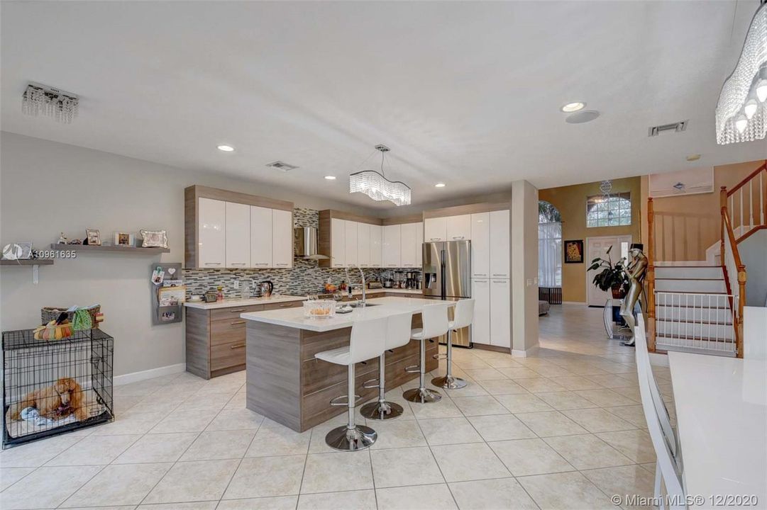 Vendido Recientemente: $469,000 (5 camas, 3 baños, 2888 Pies cuadrados)
