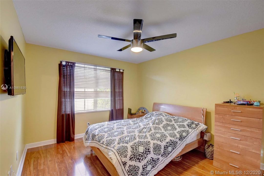Vendido Recientemente: $469,000 (5 camas, 3 baños, 2888 Pies cuadrados)