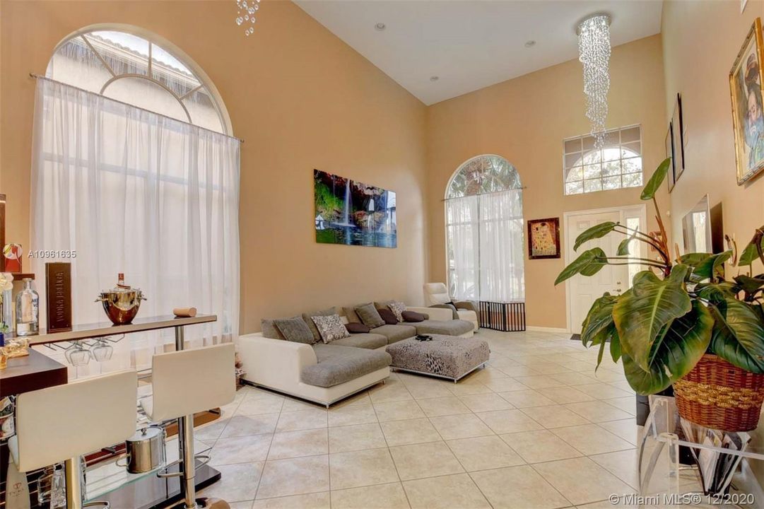 Vendido Recientemente: $469,000 (5 camas, 3 baños, 2888 Pies cuadrados)