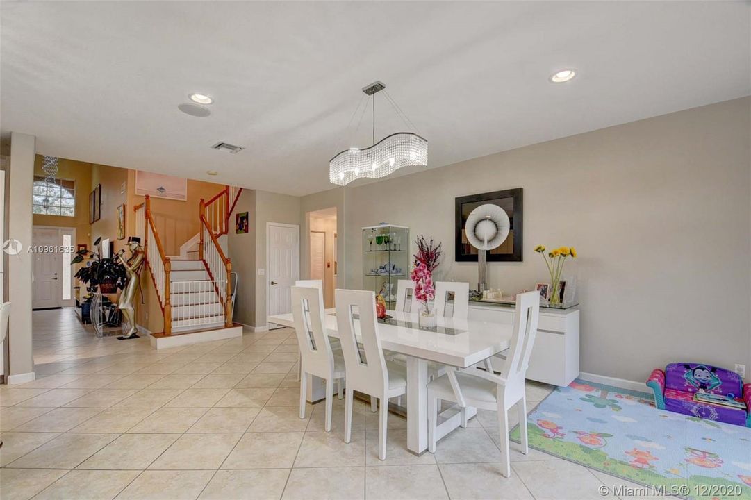 Vendido Recientemente: $469,000 (5 camas, 3 baños, 2888 Pies cuadrados)