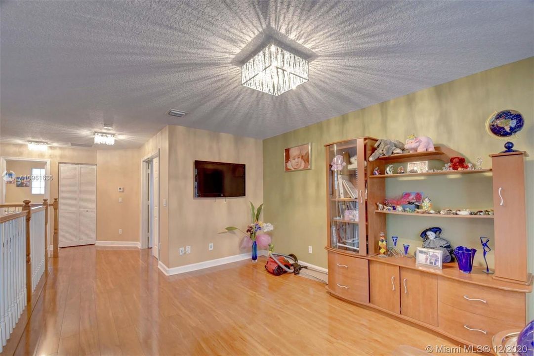 Vendido Recientemente: $469,000 (5 camas, 3 baños, 2888 Pies cuadrados)