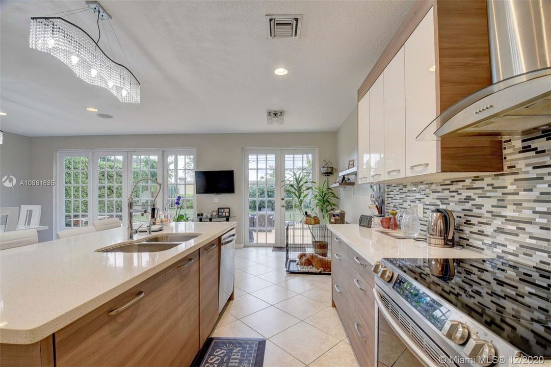 Vendido Recientemente: $469,000 (5 camas, 3 baños, 2888 Pies cuadrados)