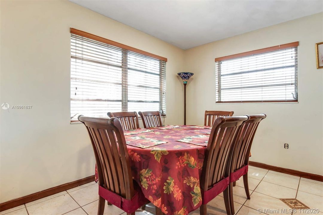 Vendido Recientemente: $399,900 (4 camas, 3 baños, 1503 Pies cuadrados)