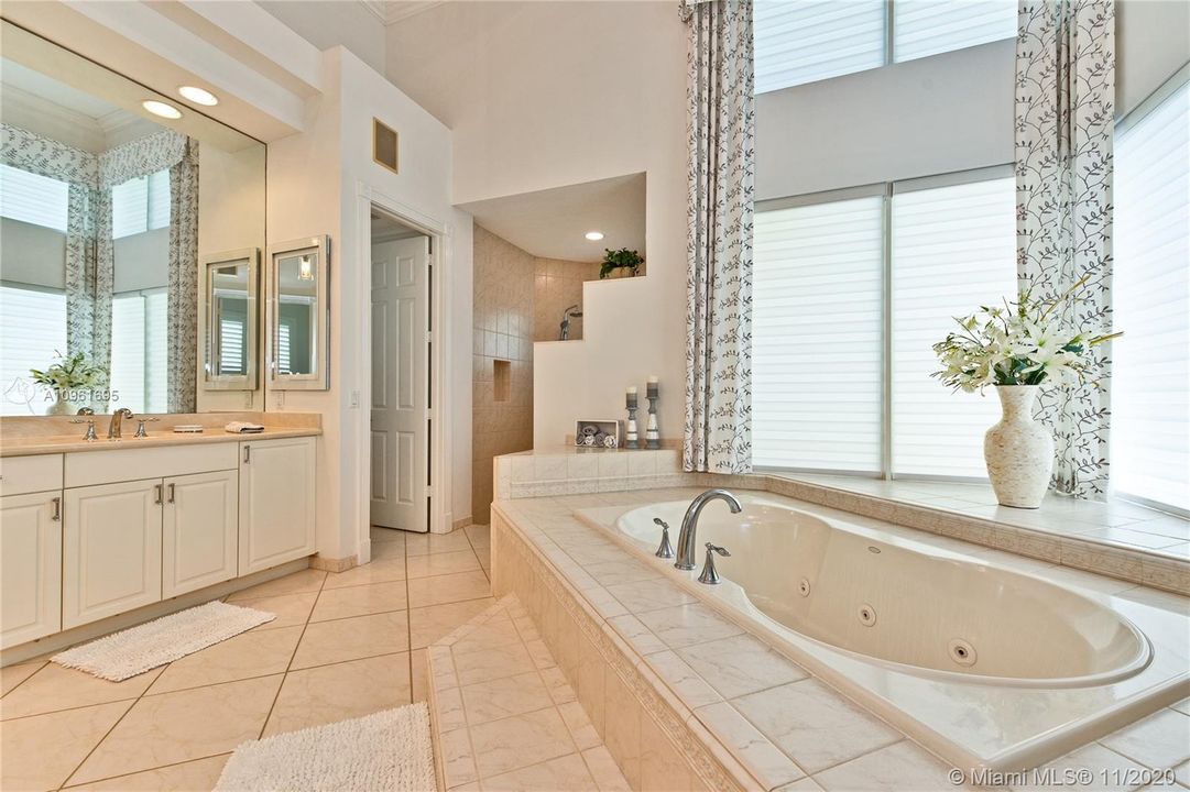 Recently Sold: $1,495,000 (5 beds, 5 baths, 4808 Square Feet)