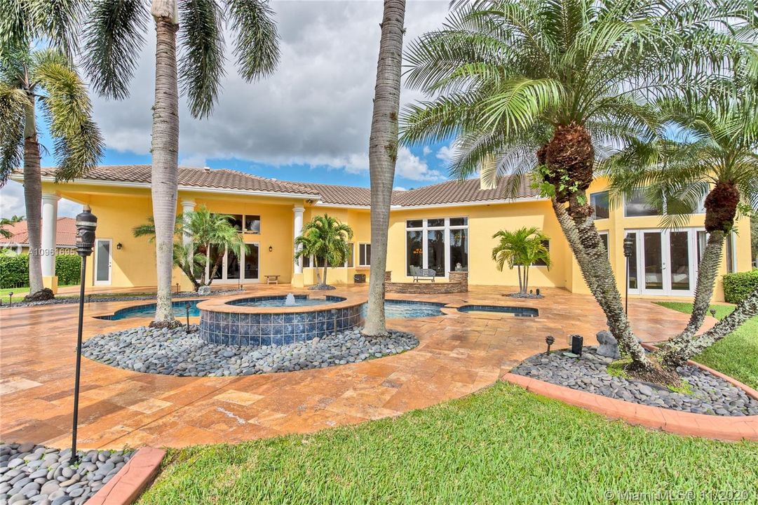 Recently Sold: $1,495,000 (5 beds, 5 baths, 4808 Square Feet)