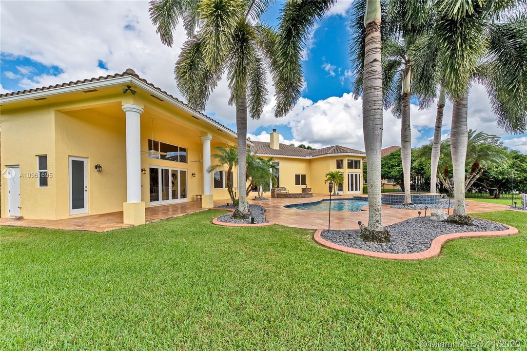 Recently Sold: $1,495,000 (5 beds, 5 baths, 4808 Square Feet)